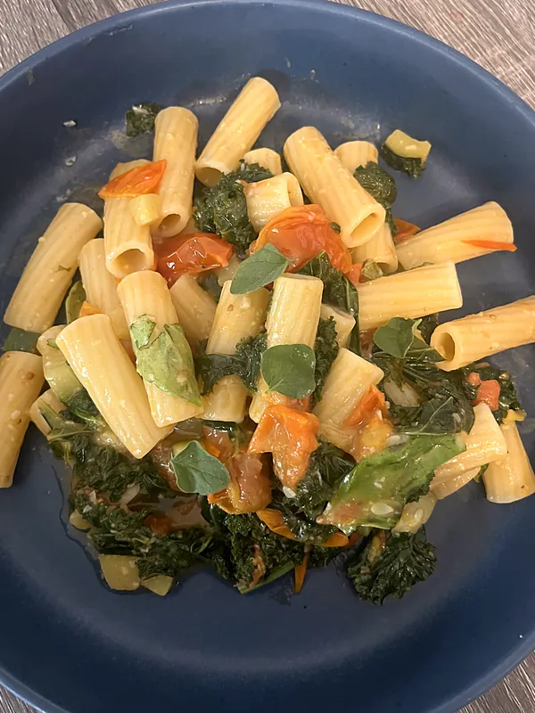Rigatoni with kale and tomatoes