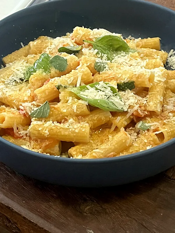 Rigatoni pomodoro with fresh basil